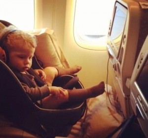 bebe-viajando-en-avion-300x280.jpg